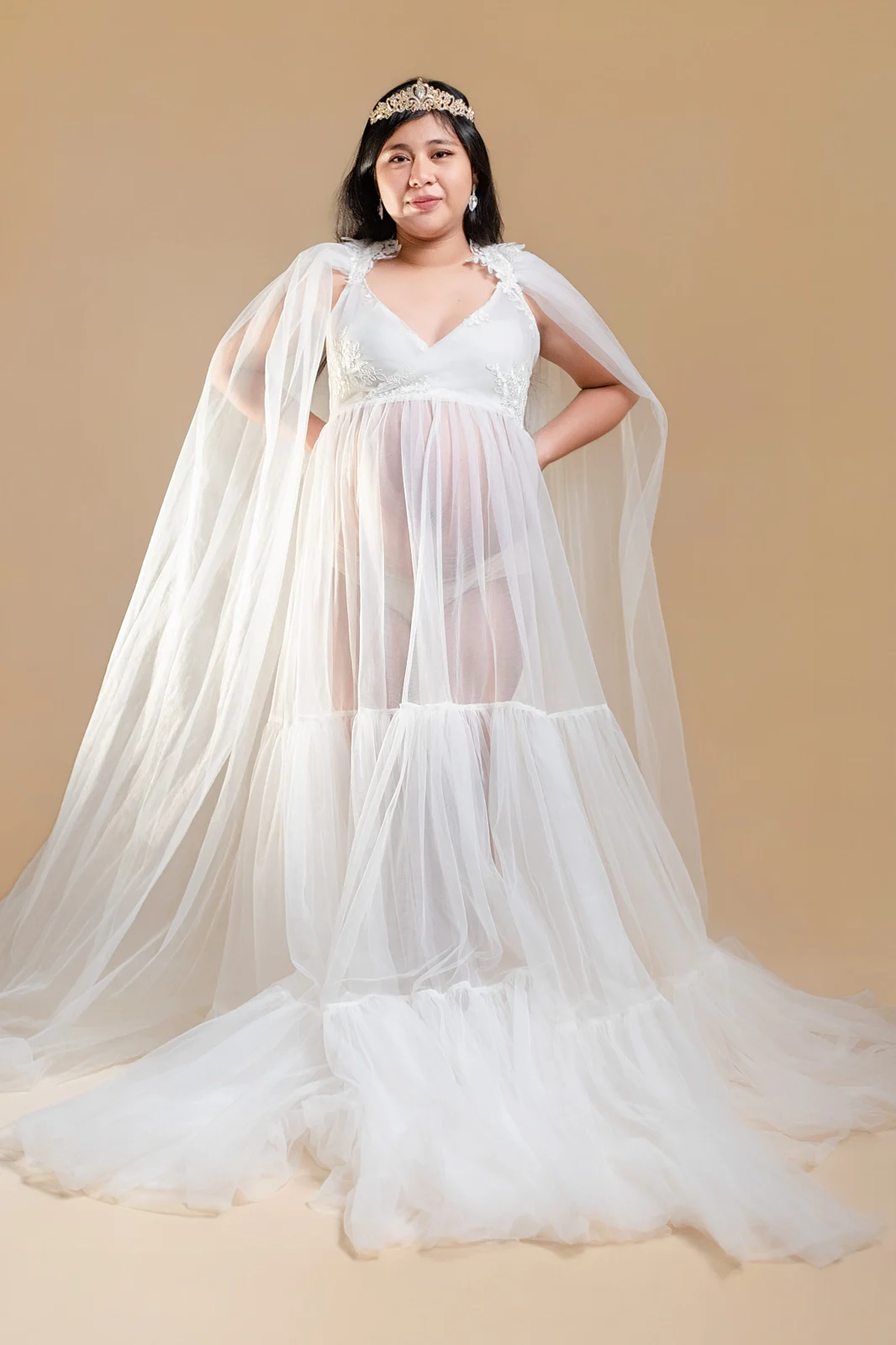 Retrato de maternidad con vestido blanco de tul